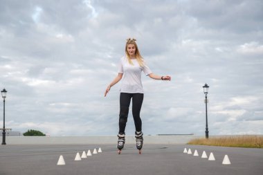 Kız paten kaymayı yolda öğreniyor..