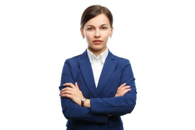Takım elbiseli bir iş kadını kollarını göğsünde kavuşturdu. Beyaz arka planda tek başına..