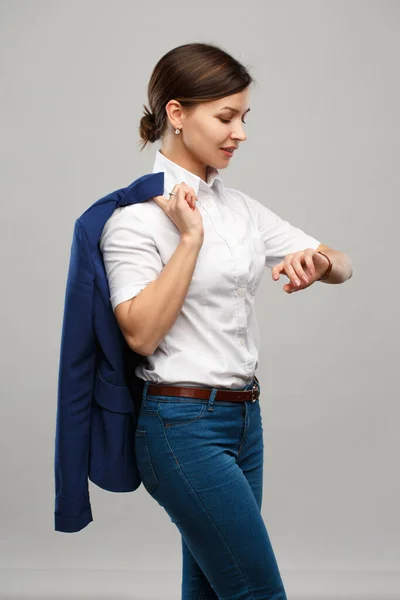 Una Joven Con Una Camisa Blanca Colgó Chaqueta Sobre Hombro —  Fotos de Stock