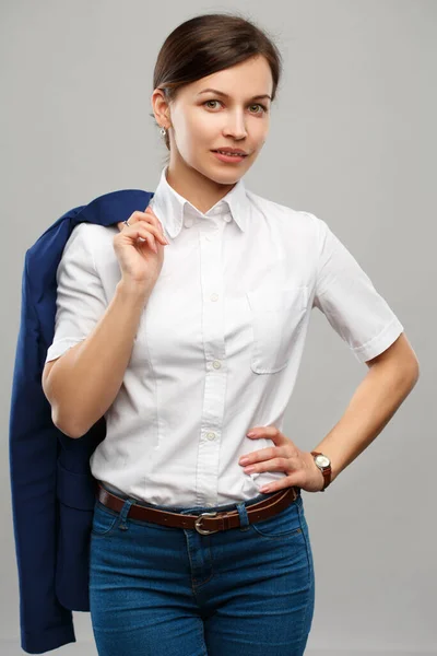 Egy Fiatal Lány Fehér Ingben Vállára Vetette Kabátját Szürke Alapon — Stock Fotó