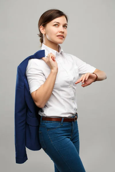 Una Joven Con Una Camisa Blanca Colgó Chaqueta Sobre Hombro —  Fotos de Stock