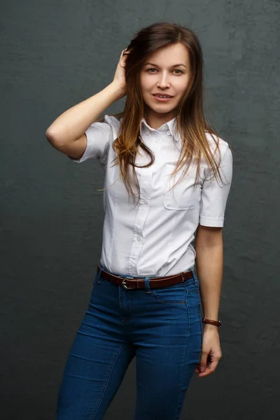 Retrato Menina Bonita Roupas Casuais Estritas Com Cabelo Desarrumado Contra — Fotografia de Stock