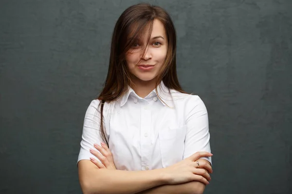 Portrait Jolie Fille Vêtements Décontractés Stricts Avec Des Cheveux Ébouriffés — Photo