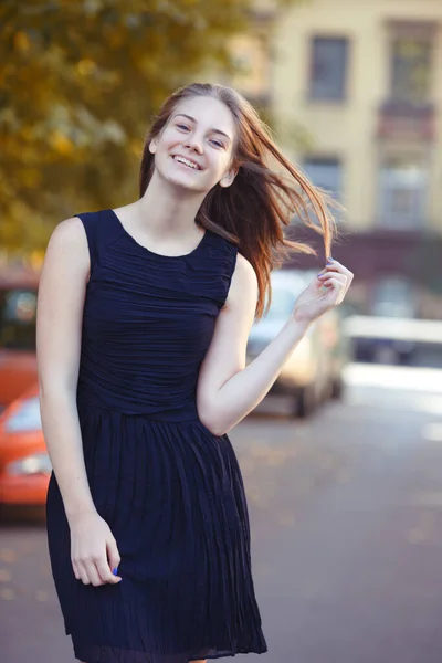 Retrato Una Hermosa Joven Pequeño Vestido Negro Día Verano Una — Foto de Stock