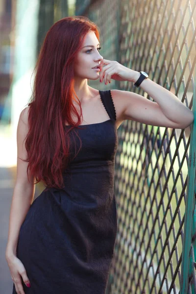 Retrato Uma Menina Sexy Ruiva Pequeno Vestido Preto Dia Verão — Fotografia de Stock