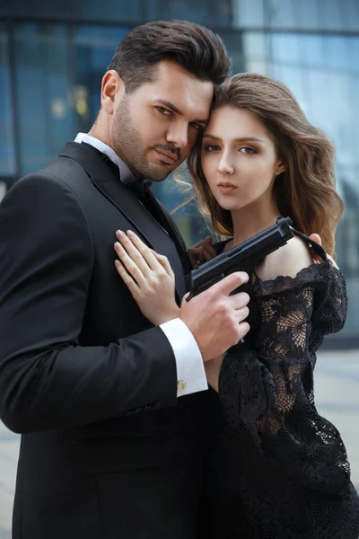 Stylový Elegantní Muž Pistolí Ruce Objímá Krásnou Dívku Venku — Stock fotografie