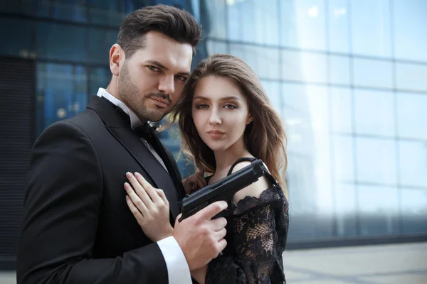 Elegante Uomo Elegante Con Una Pistola Mano Abbraccia Una Bella — Foto Stock