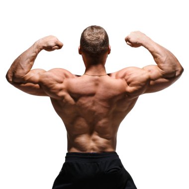 Kaslı vücut geliştirici kaslarının beyaz bir arka planda, arkadan görünüşü olduğunu gösteriyor..