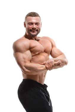 Beyaz bir arka planda çıplak gövdesi olan genç bir atletik..