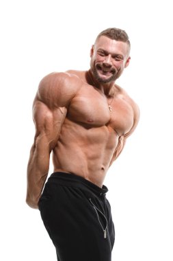 Beyaz bir arka planda çıplak gövdesi olan genç bir atletik..