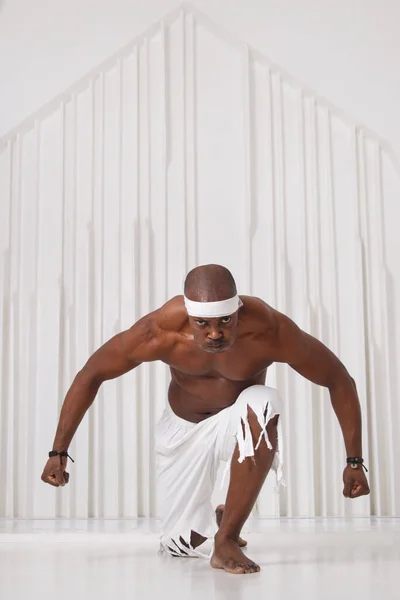 Hombre Negro Afro Bailarín Pantalones Cortos Blancos Vendajes Una Habitación — Foto de Stock