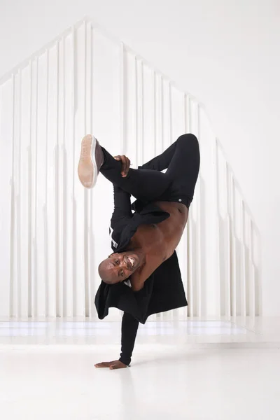 Elegante Zwarte Man Danser Zwarte Kleren Doet Een Handstand Een — Stockfoto