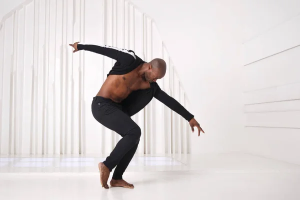 Elegante Zwarte Man Danser Zwarte Kleren Danst Een Lichte Kamer — Stockfoto