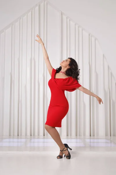 Een Meisje Een Rode Jurk Danst Een Heldere Kamer — Stockfoto