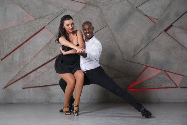 Elegante Preto Homem Branco Menina Dança — Fotografia de Stock