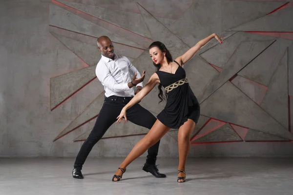 Elegante Preto Homem Branco Menina Dança — Fotografia de Stock