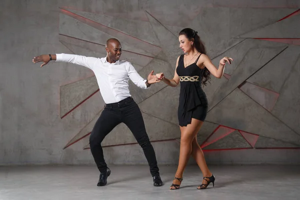 Elegante Preto Homem Branco Menina Dança — Fotografia de Stock