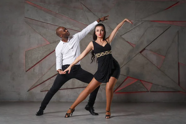 Elegante Preto Homem Branco Menina Dança — Fotografia de Stock