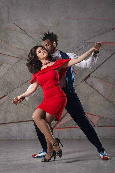 Uma Menina Branca Vestido Vermelho Cara Preto Estão Dançando Salsa — Fotografia de Stock