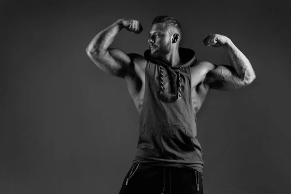 Black White Portrait Muscular White Man Showing Biceps Dark Background — Stock Photo, Image