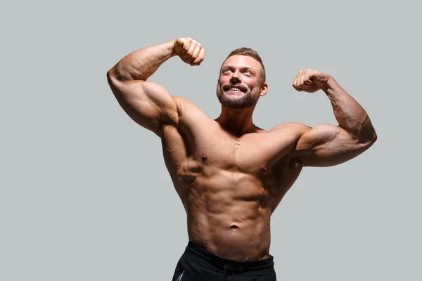 Torso Masculino Atlético Joven Aislado Sobre Fondo Gris — Foto de Stock