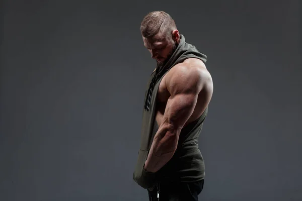 Athletic White Man Shows Muscles Side View Dark Background — Stock Photo, Image