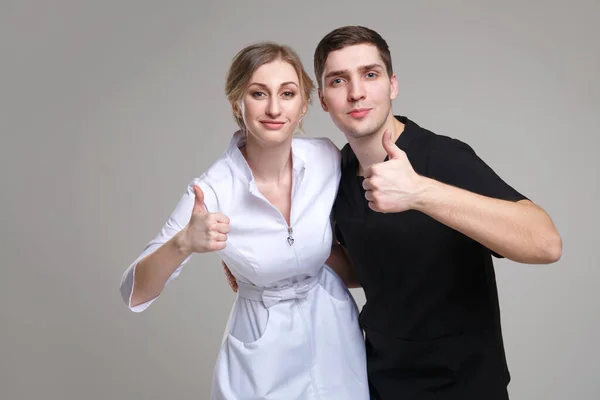 Twee Dokters Overalls Tonen Handen Met Een Duim Omhoog Geïsoleerd — Stockfoto