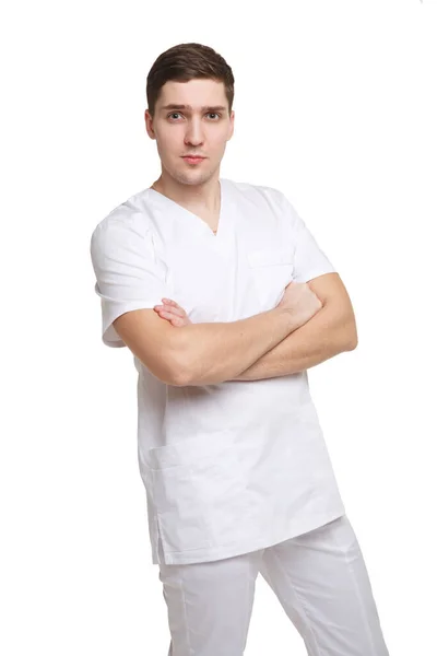 Mladý Zdravotnický Pracovník Montérkách Stojí Založenýma Rukama Izolovaný Bílém Pozadí — Stock fotografie