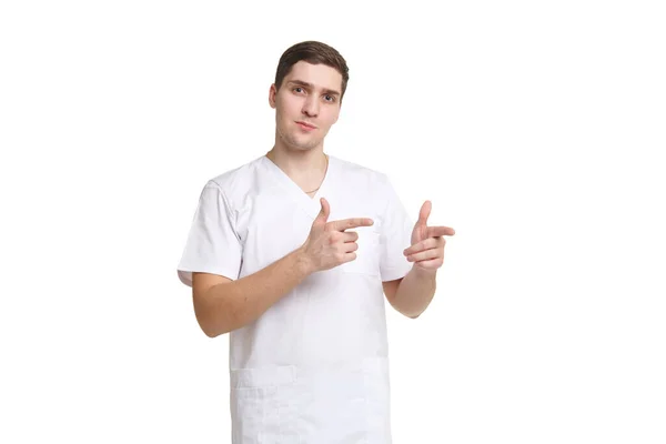 Νεαρός Ιατρός Ρούχα Εργασίας Δείχνει Δάχτυλα Προς Δεξιά Απομονώνονται Λευκό — Φωτογραφία Αρχείου