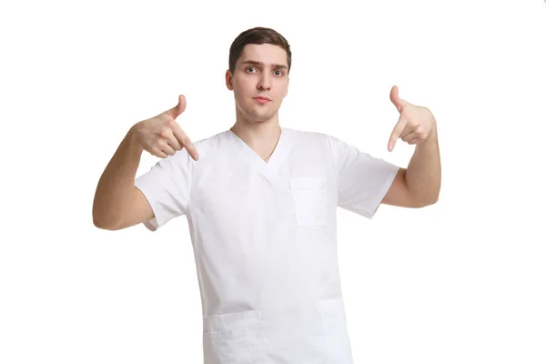 Молодой Медицинский Работник Комбинезоне Указывает Пальцами Вниз Белом Фоне — стоковое фото