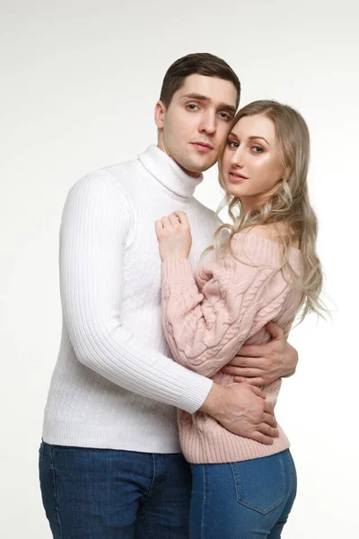 Liebender Kerl Und Mädchen Stehen Legerer Kleidung Einer Umarmung Isoliert — Stockfoto
