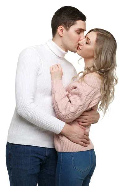 愛の男と女の子あります立っていますで抱擁でカジュアル服とキス隔離された白い背景 — ストック写真