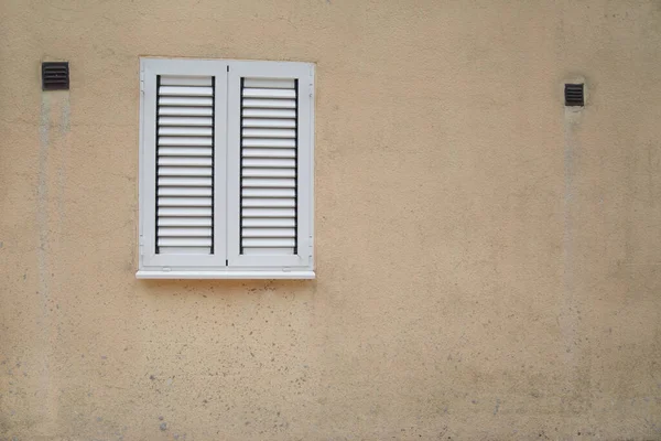 Fenêtre Fermée Par Des Volets Blancs Sur Mur Plâtré Beige — Photo