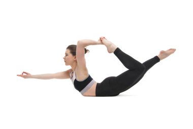 Beyaz arka planda yoga yapan kız..