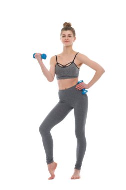 Elinde dambıllar olan zayıf bir kız beyaz bir arka planda izole edilmiş fitness ile meşgul..
