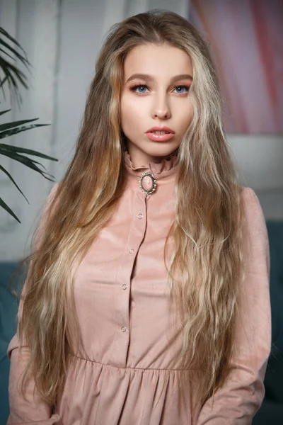 Vacker Blond Flicka Med Långt Hår Delikat Vintage Look Pudrig — Stockfoto