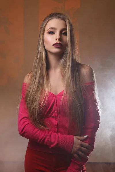 Hermosa Chica Rubia Con Pelo Largo Suéter Rosa Sobre Fondo — Foto de Stock