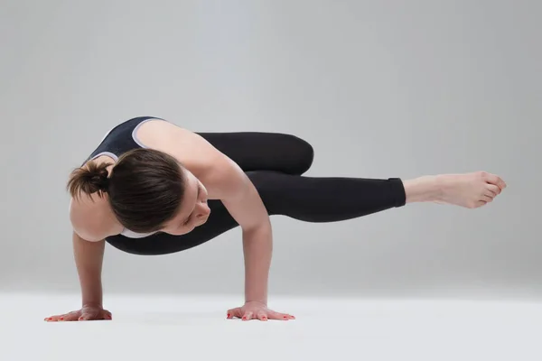 Mädchen Macht Yoga Asana Balance Isoliert Auf Grauem Hintergrund — Stockfoto