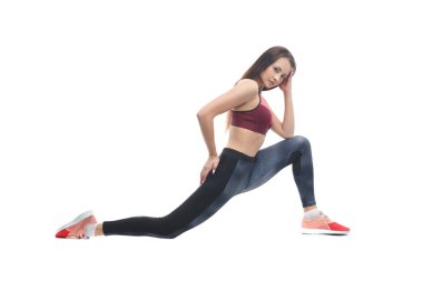 Sıska kız, beyaz bir arka planda izole bir şekilde esnemekle meşgul..