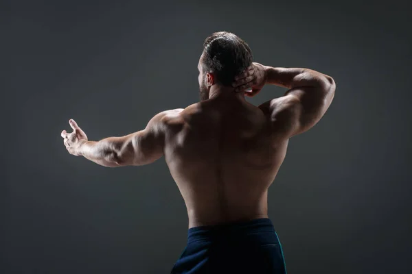 Een Dappere Atletische Man Met Een Naakte Romp Achtergrondverlichting Een — Stockfoto