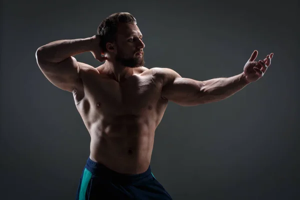 Mutiger Athletischer Typ Mit Nacktem Oberkörper Gegenlicht Vor Dunklem Hintergrund — Stockfoto