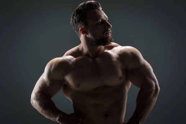 Mutiger Athletischer Typ Mit Nacktem Oberkörper Gegenlicht Vor Dunklem Hintergrund — Stockfoto