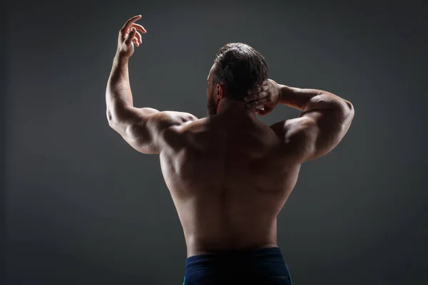 Een Dappere Atletische Man Met Een Naakte Romp Achtergrondverlichting Een — Stockfoto