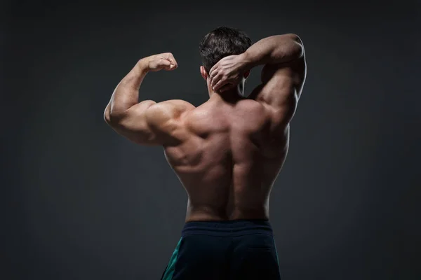 Retrato Joven Atlético Con Torso Desnudo Mostrando Músculos Aislados Sobre — Foto de Stock