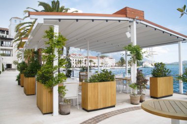 Karadağ 'ın Tivat kentinde, deniz gezinti güvertesinde boş bir kafe..