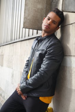 Şehir caddesinde genç ve çekici bir Latin erkeğin portresi..