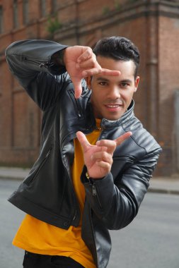 Çekici, gülümseyen latinlerin portresi..