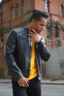 Genç, çekici, şık bir Latin adamın şehir sokaklarındaki portresi..