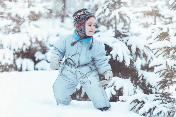 Enfant jouant dans une forêt enneigée — Photo