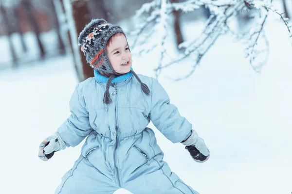 Criança brincando em uma floresta nevada — Fotografia de Stock